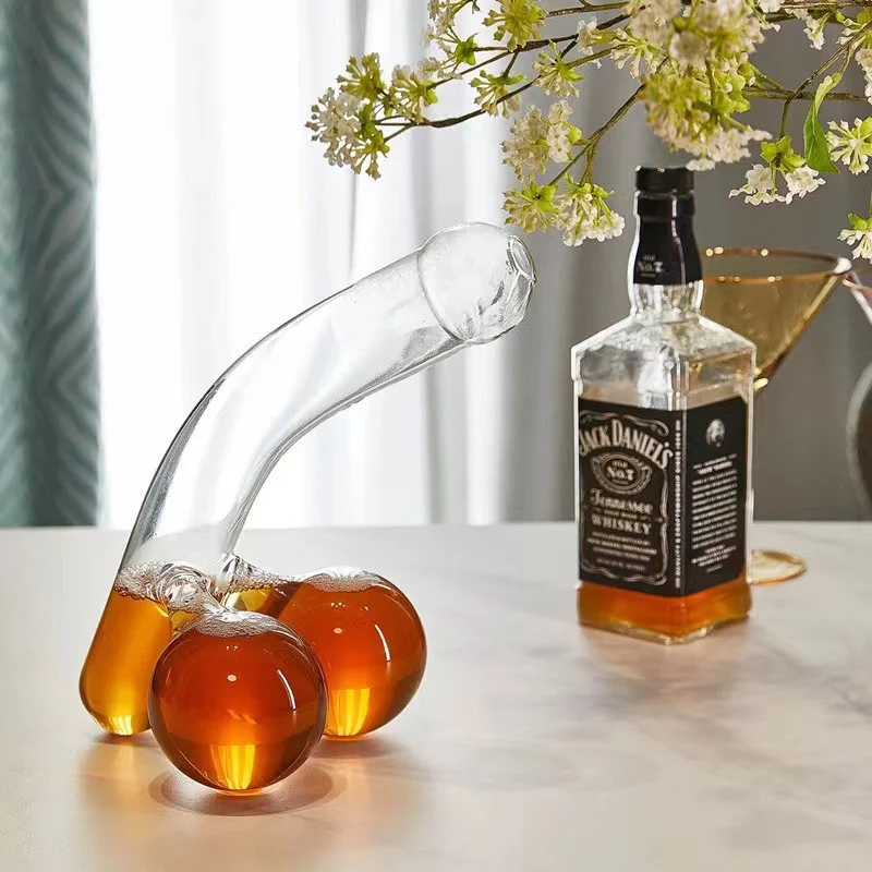 Cheeky Pour: 650ml Decanter for a Memorable Nightcap - Image 2