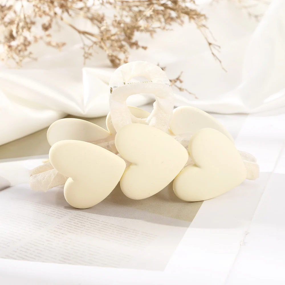Heart Hair Claw - Image 37