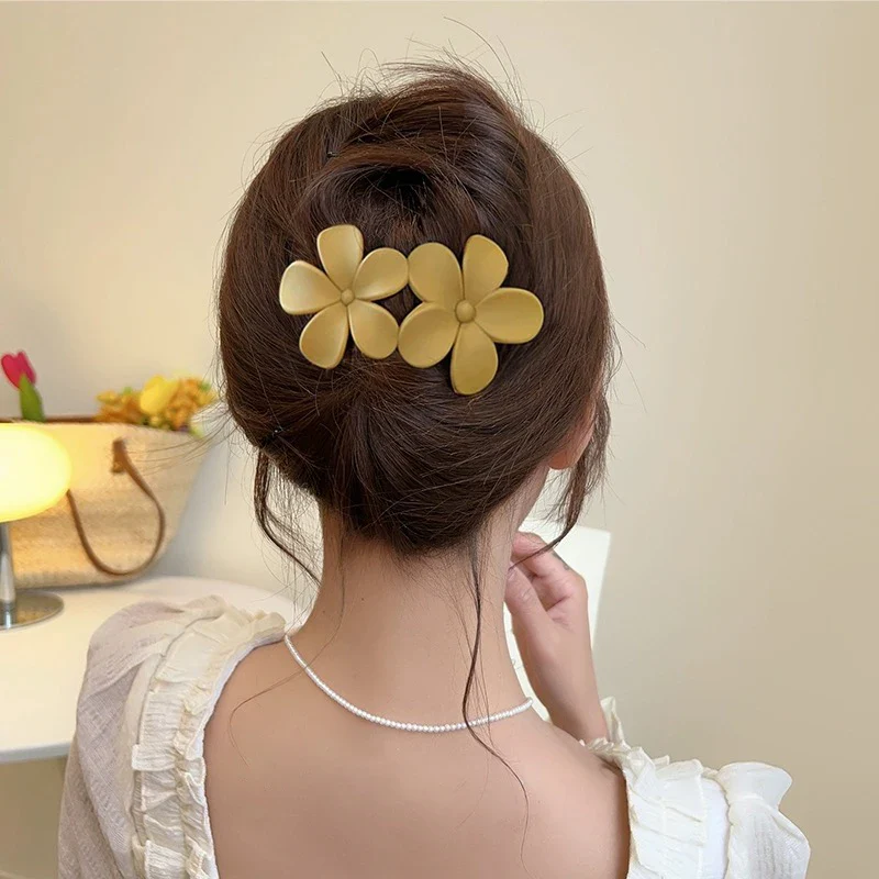 Retro Frosted Flower Hairpin - Image 4