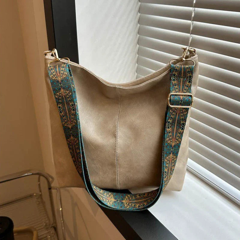 Solo Chic Bucket: Trendsetting Crossbody Essential - Image 10