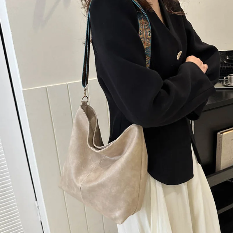 Solo Chic Bucket: Trendsetting Crossbody Essential - Image 2