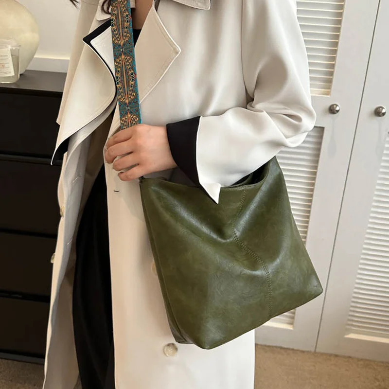 Solo Chic Bucket: Trendsetting Crossbody Essential - Image 3
