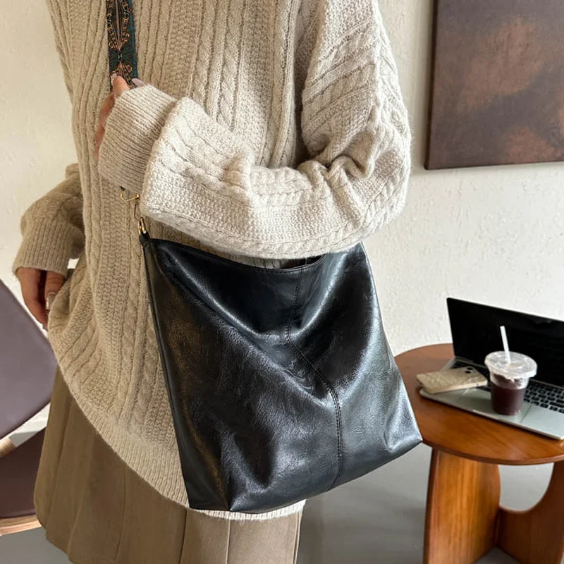Solo Chic Bucket: Trendsetting Crossbody Essential - Image 4