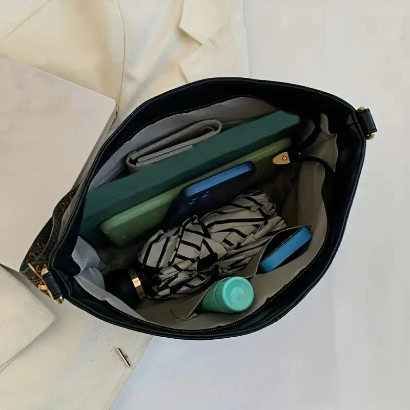 Solo Chic Bucket: Trendsetting Crossbody Essential - Image 5