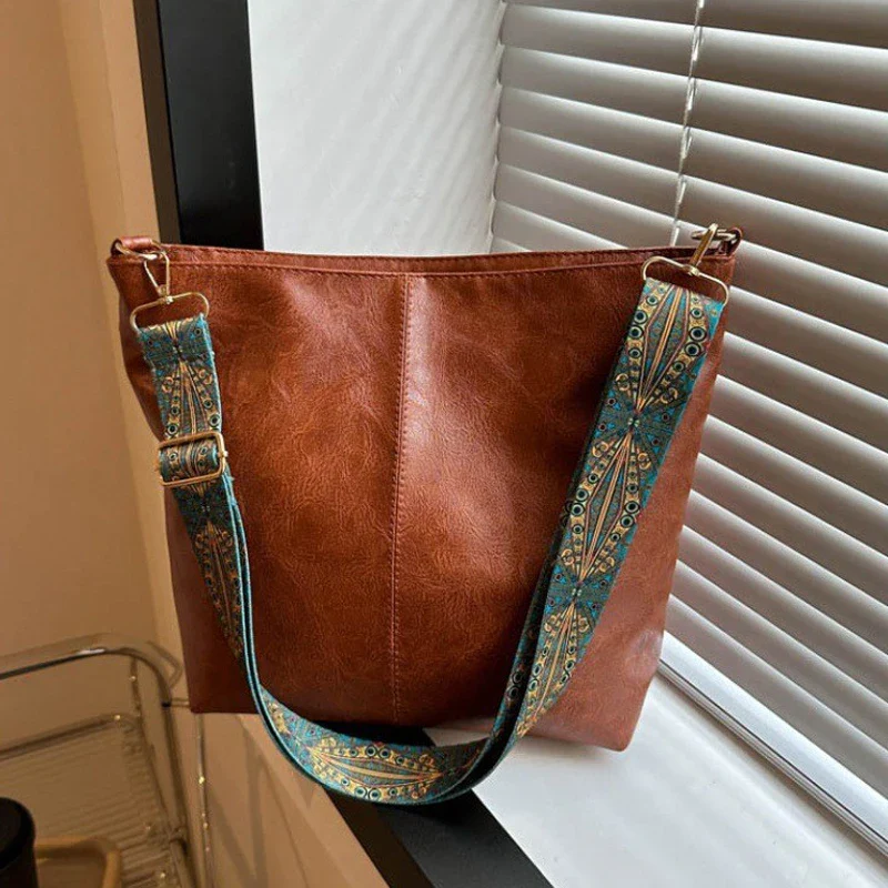Solo Chic Bucket: Trendsetting Crossbody Essential - Image 7