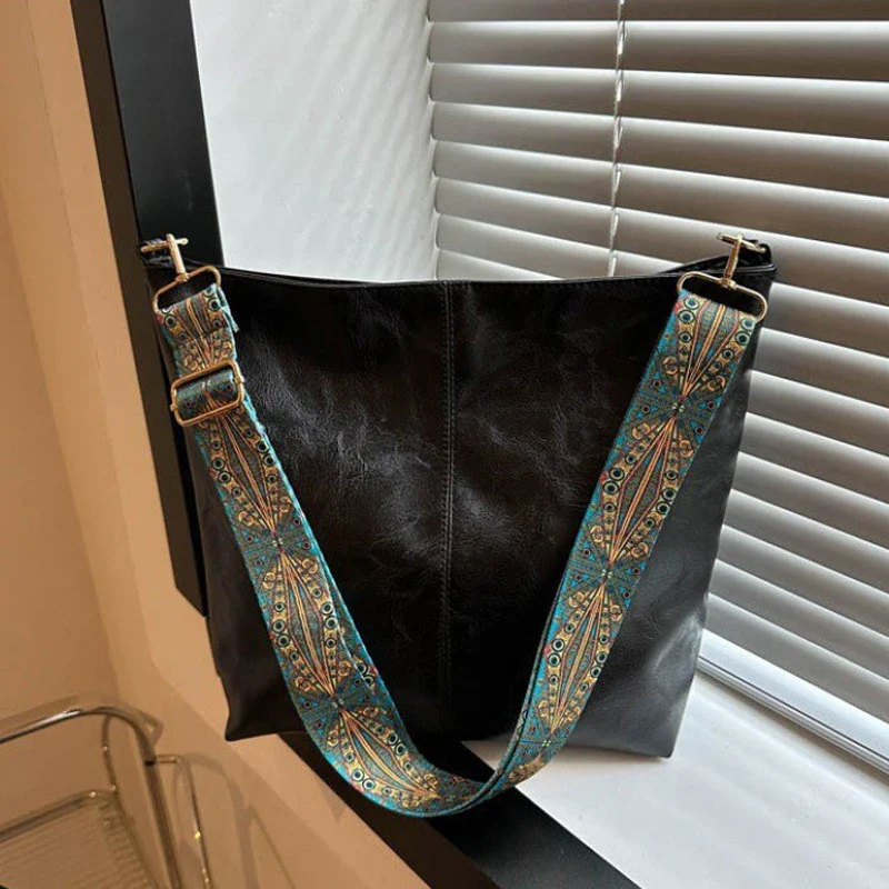 Solo Chic Bucket: Trendsetting Crossbody Essential - Image 8