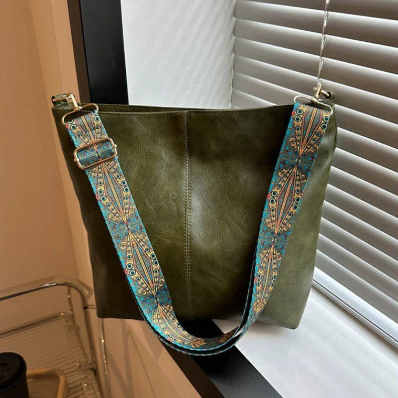 Solo Chic Bucket: Trendsetting Crossbody Essential - Image 9